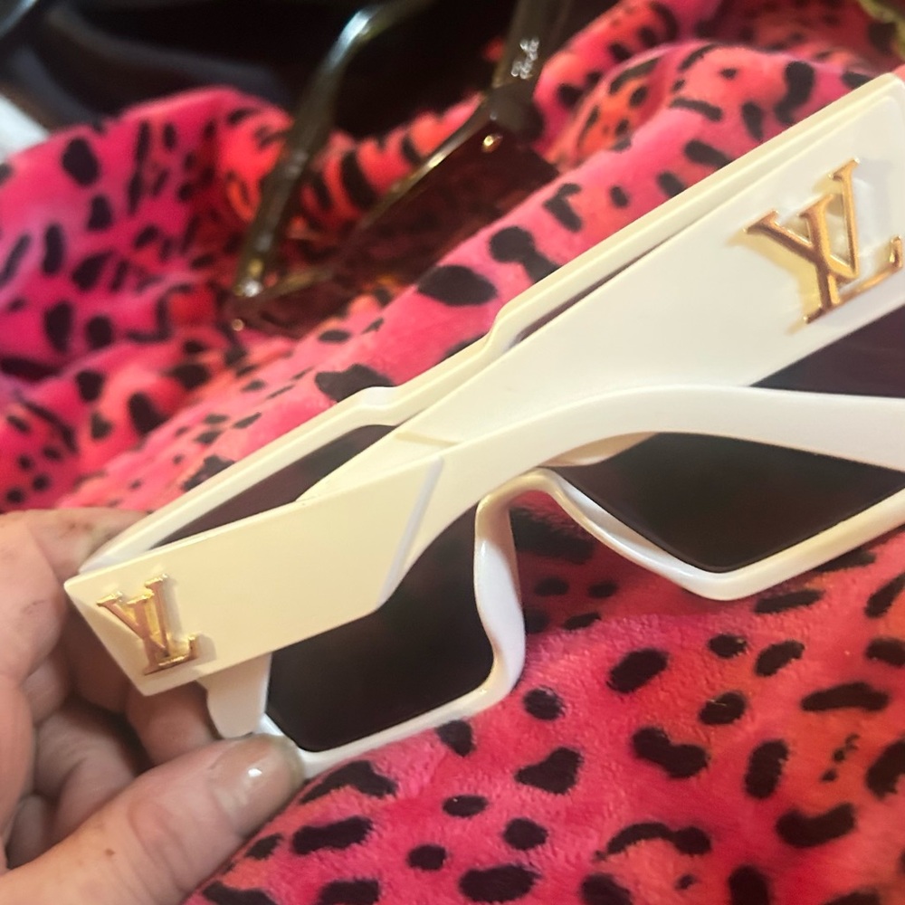 Louis Vuitton Cyclone White Sunglasses - Picture 7 of 9